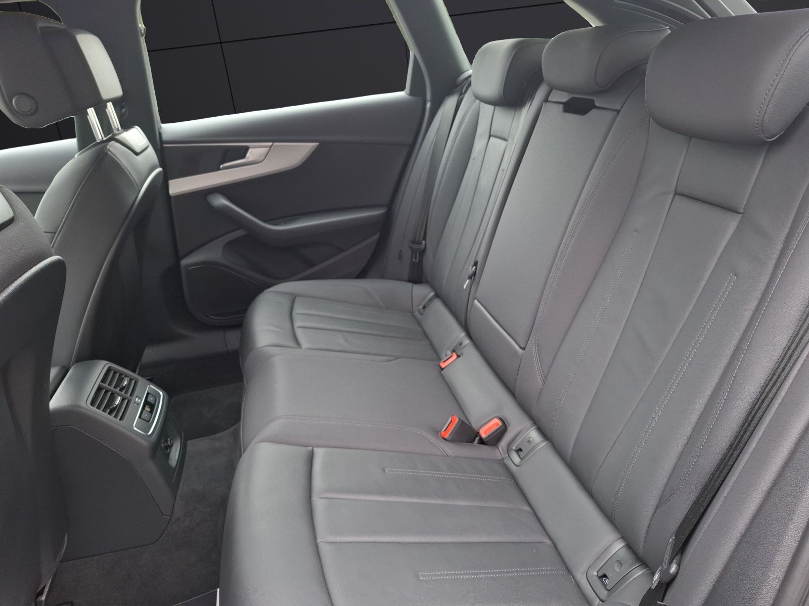 Fahrzeugabbildung Audi A4 Avant 35 TFSI advanced S-tronic LED Navi ACC