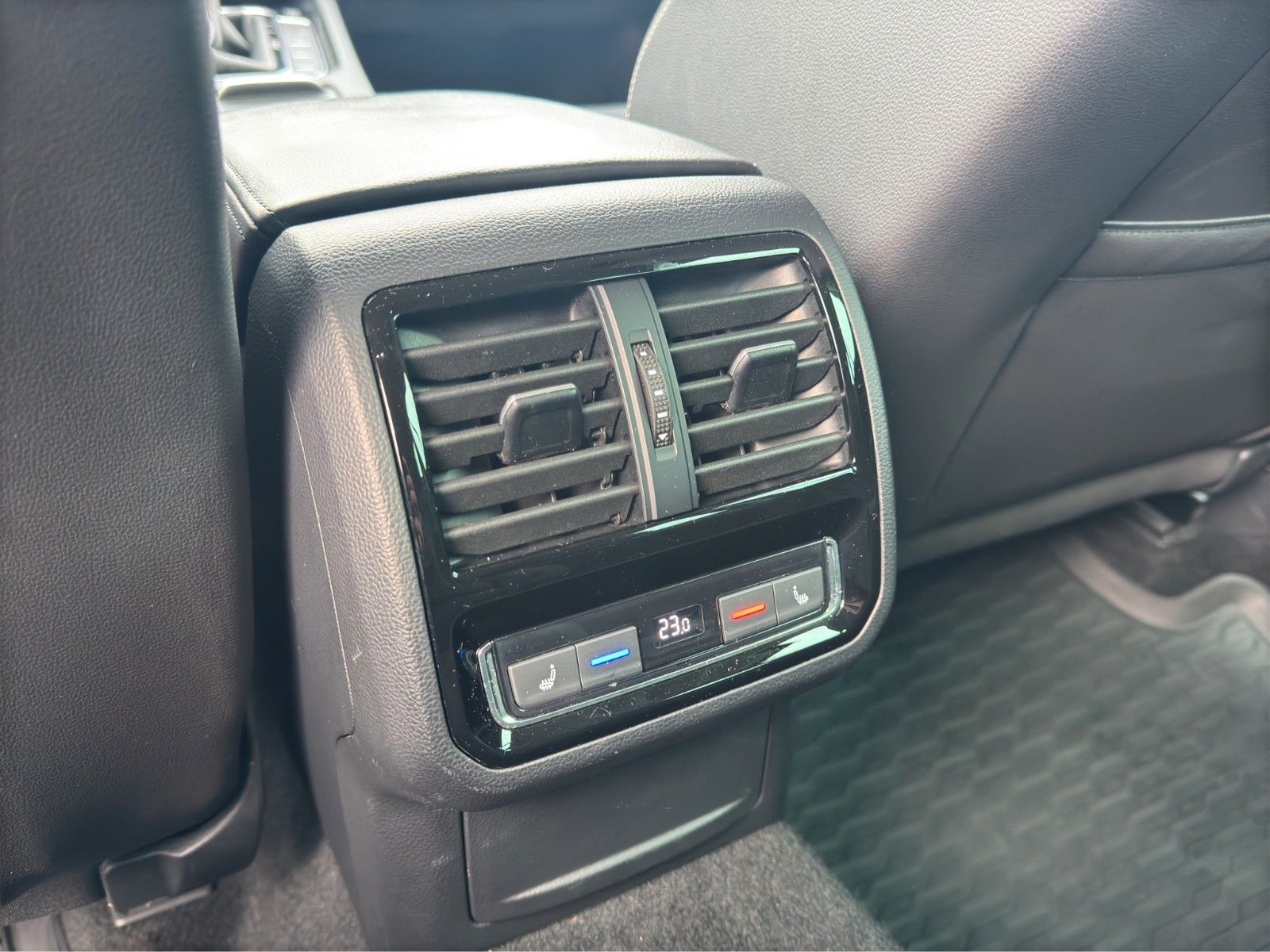 Fahrzeugabbildung Volkswagen PASSAT VAR. 2.0 TDI 200PS R-LINE 18" MATRIX DCC