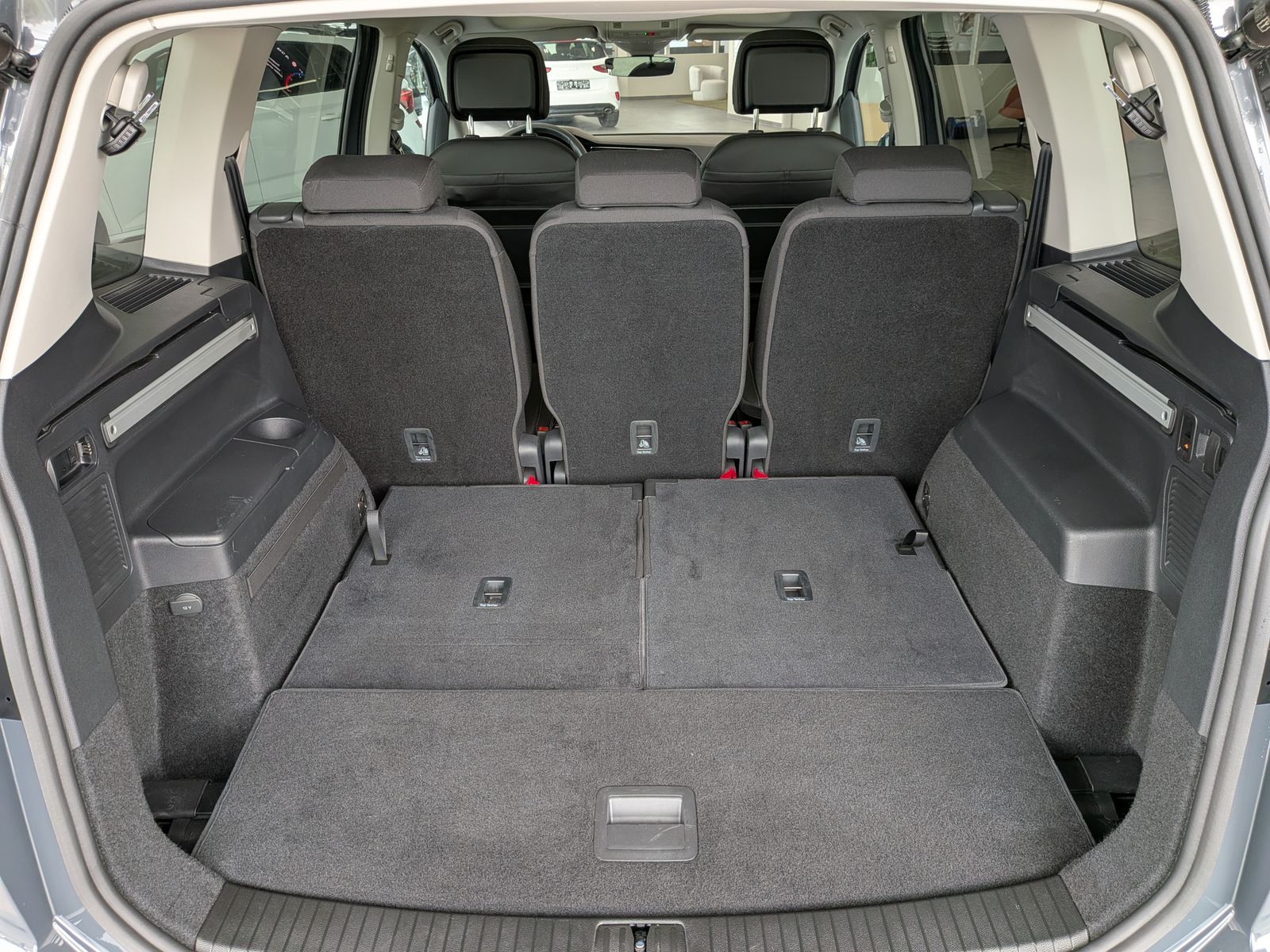 Fahrzeugabbildung Volkswagen Touran 2.0 DSG R-Line High Pano 7-Si IQ AHK VOLL