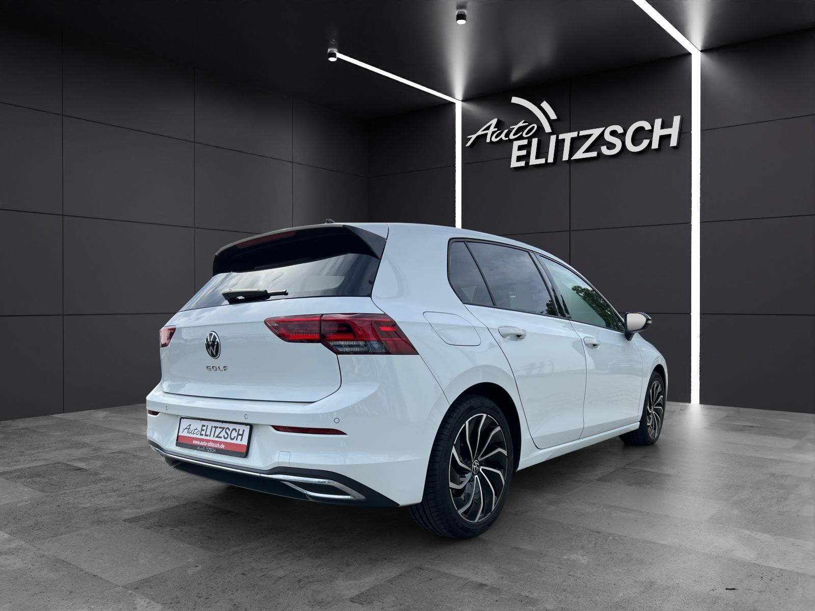 Fahrzeugabbildung Volkswagen Golf VIII TSI Active LED AHK Navi AID ACC RFK SH