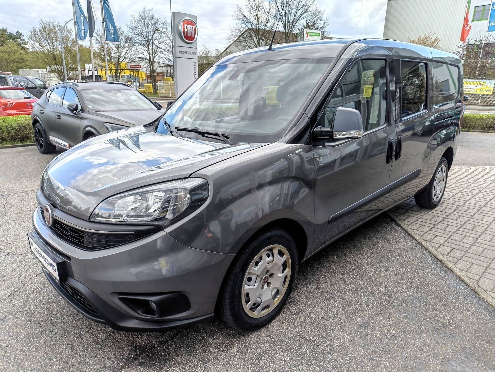 Fahrzeugabbildung Fiat Doblo Kombi Maxi SX 1.6 Mjet 5 Sitzer + AHK