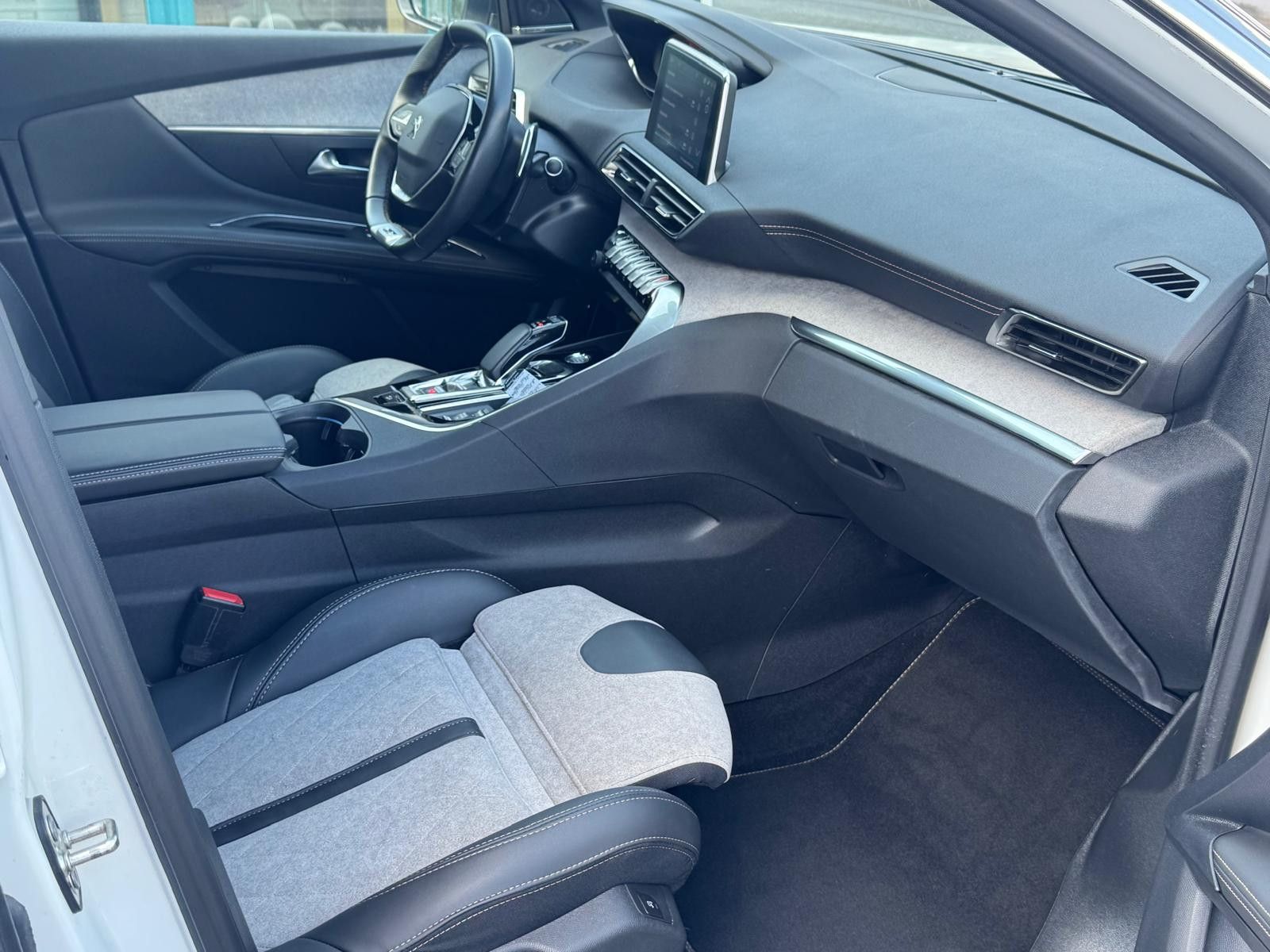 Fahrzeugabbildung Peugeot 3008 Hybrid4 300 GT LED+NAVI+KAM+SHZ+ACC+