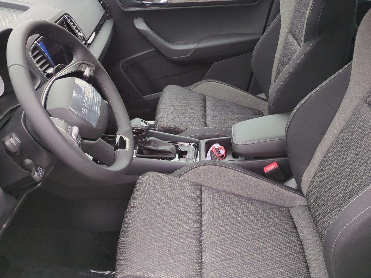 Fahrzeugabbildung SKODA Karoq Selection Style TSI DSG - AHK, Navi, uvm.