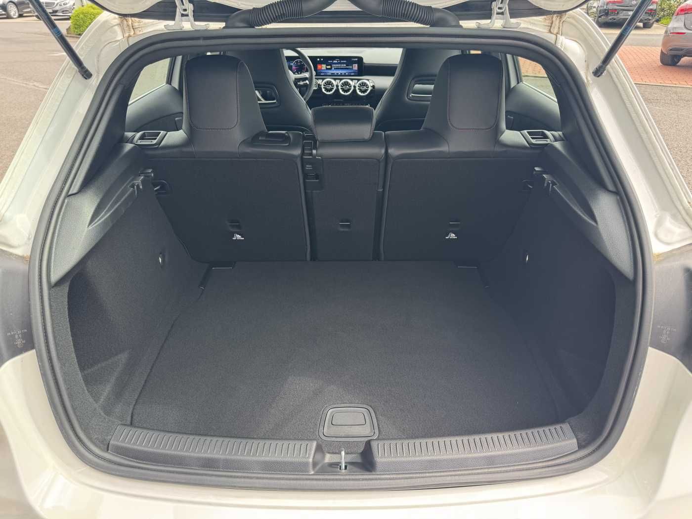 Fahrzeugabbildung Mercedes-Benz A 200d AMG+AHK+Ambiente+RFK+MBUX+LED+IHC