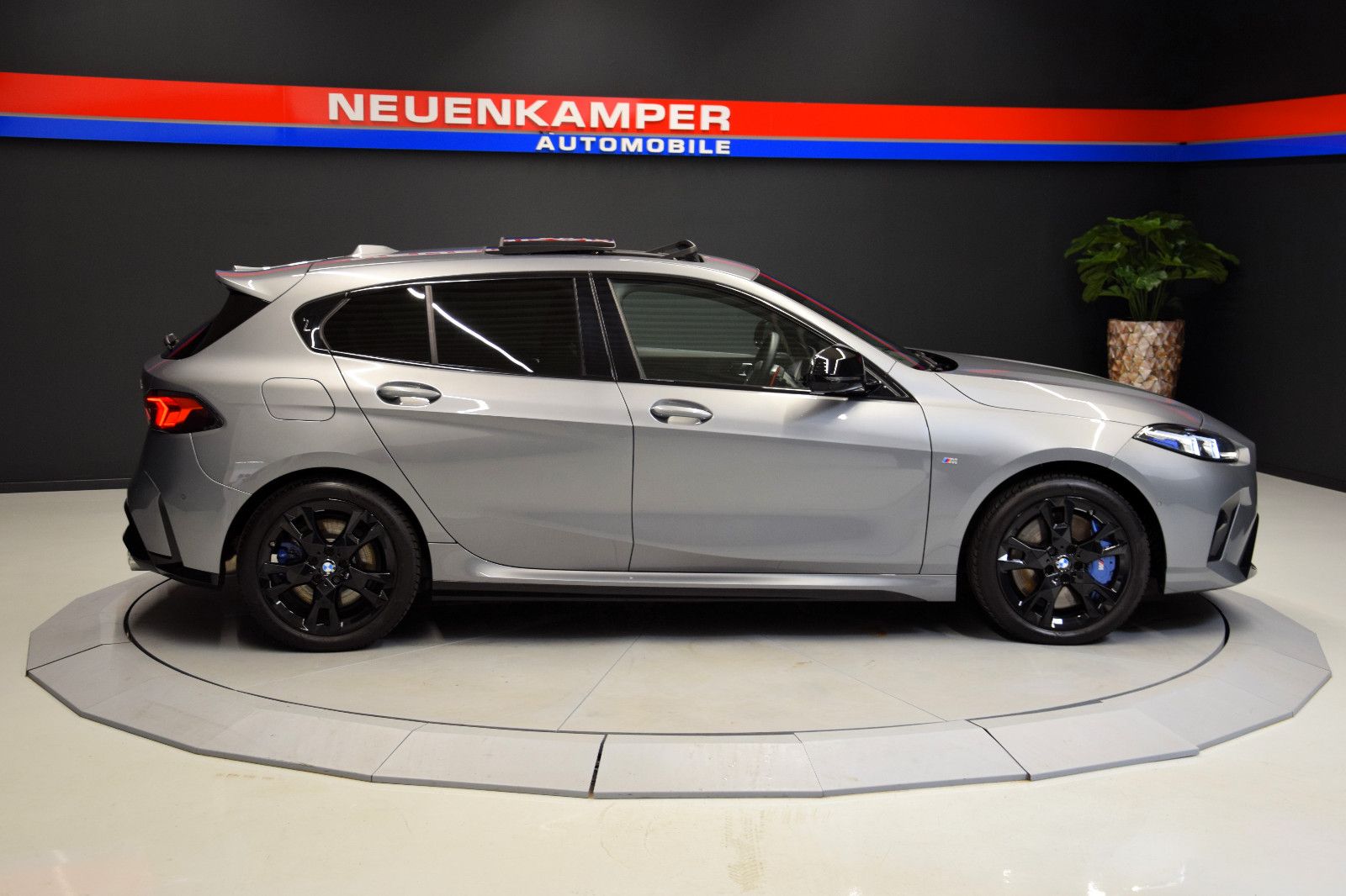Fahrzeugabbildung BMW M135i xDrive M Sportpaket Pro Pano HuD h/k Memor