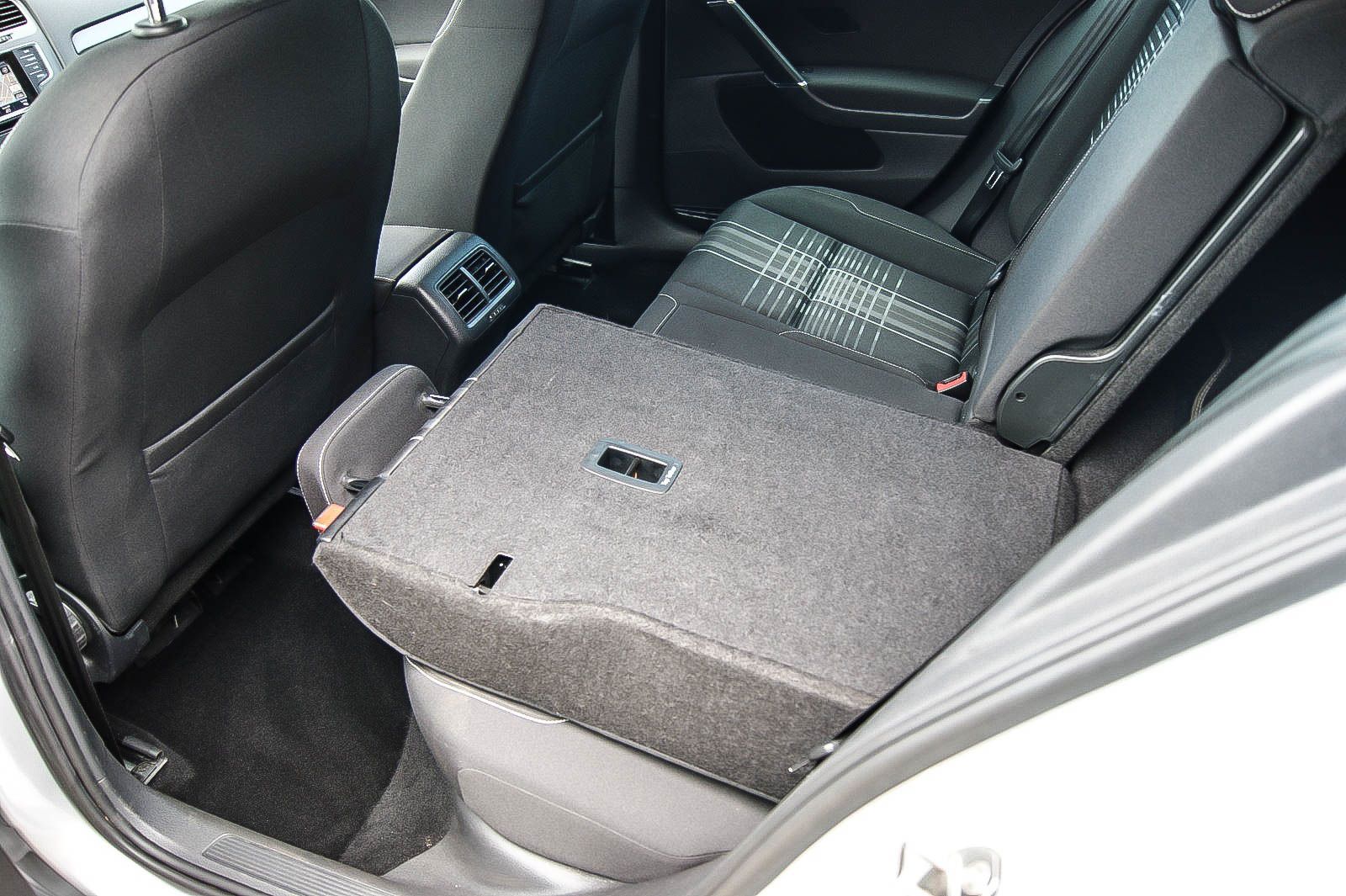 Fahrzeugabbildung Volkswagen Golf VII 1.6 TDI Lounge Bi-XENON NAVIGATION PDC