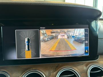 Mercedes-Benz E 350 *BURMESTER*KEYLES*PANO*AHK*ACC*StandHZ*
