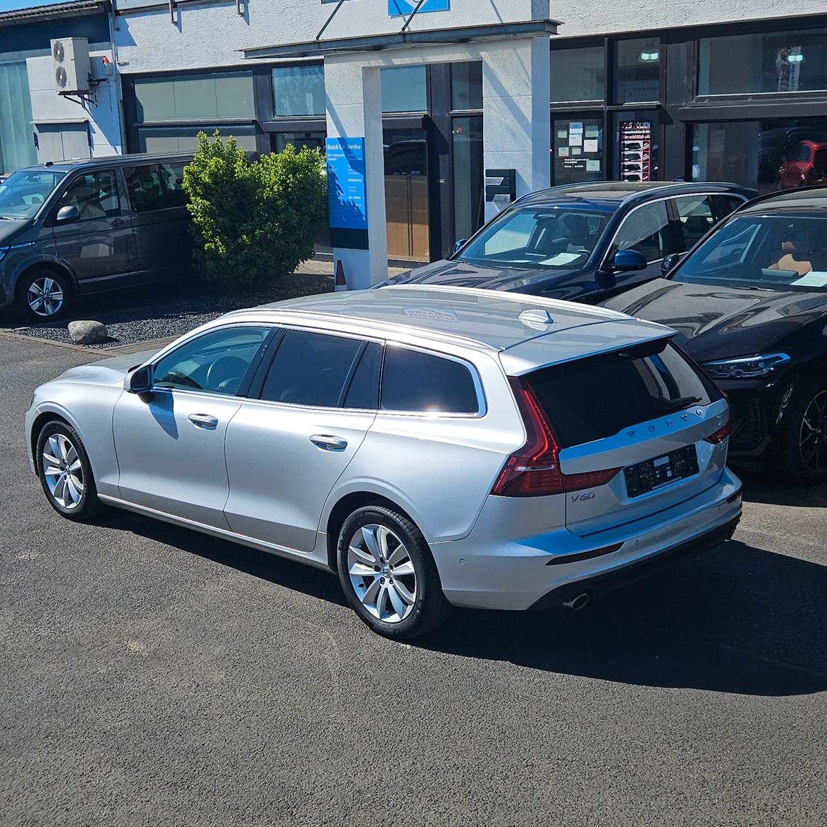 Volvo V60 B4 Momentum Pro*AHK*STANHZ*ACC*LEDER*360°*