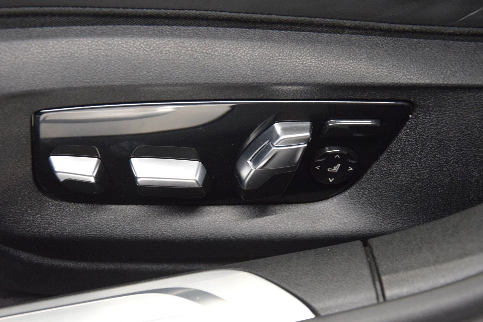 Fahrzeugabbildung BMW 750 d xDrive HuD Leder ACC Massage H&k Laser Kam