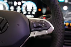 VW Tiguan 1.5 eTSI R-Line | Pano | HuD | AHK | 20" VW Tiguan 1.5 eTSI R-Line | Pano | HuD | AHK | 20"
