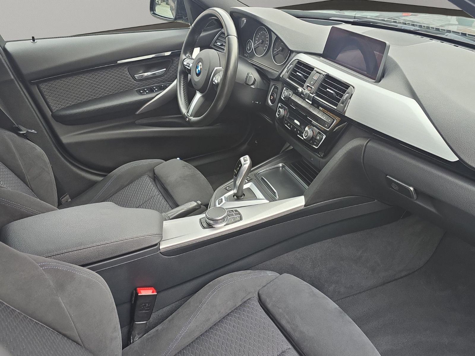 Fahrzeugabbildung BMW 330 e iPerformance M-Sportpaket +LED+ALCANTARA