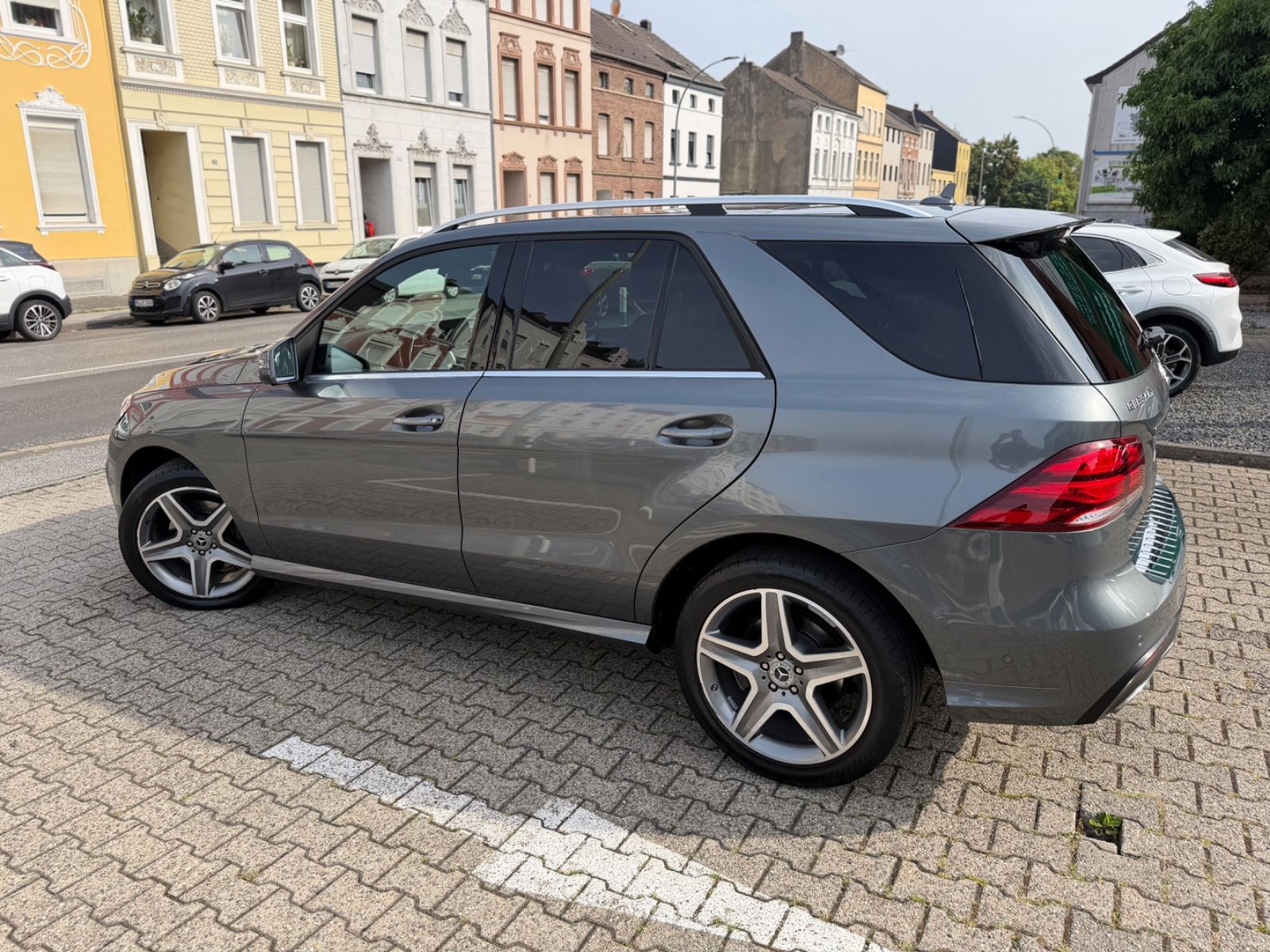 Fahrzeugabbildung Mercedes-Benz GLE 350 d 4Matic AMG LINE NEUER MOTOR VOLLAUSST.