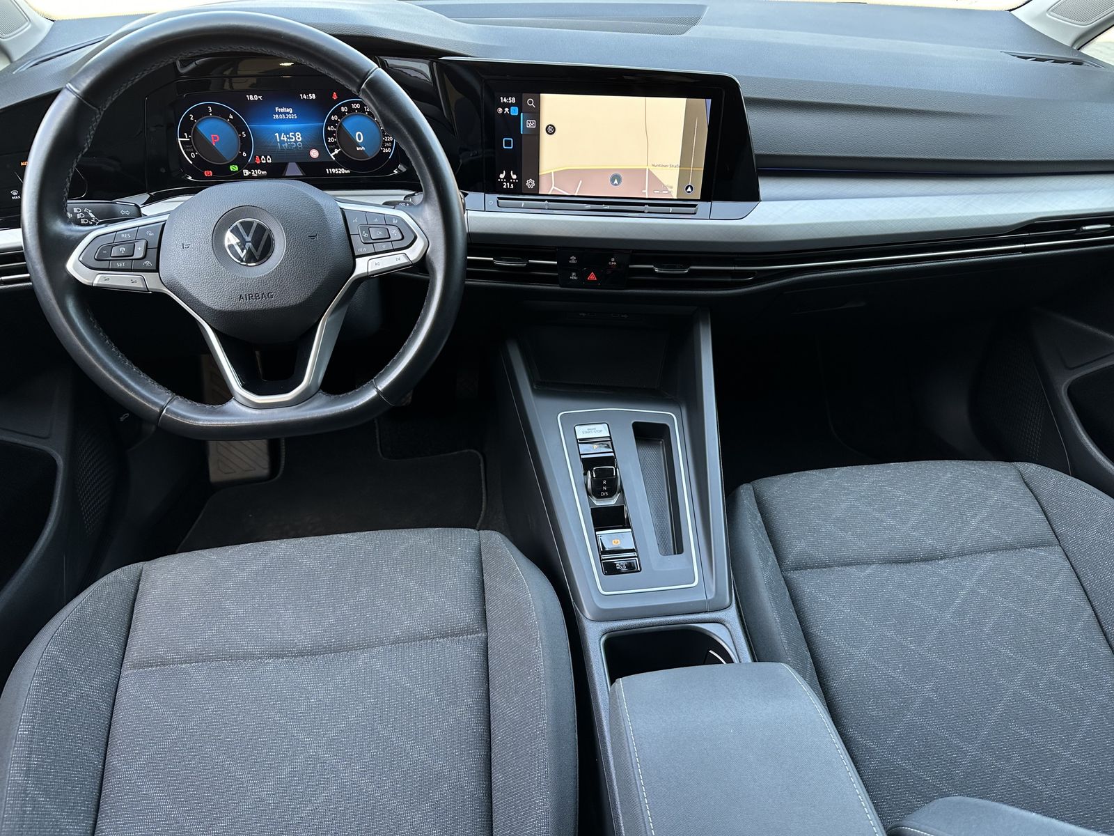 Fahrzeugabbildung Volkswagen Golf VIII 2.0 TDI DSG Life NAV+LED+AHK+ACC+18ZO