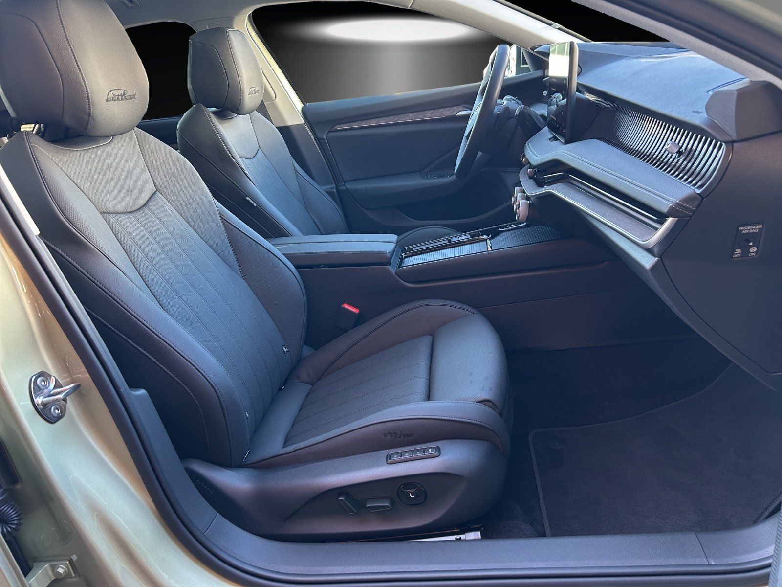 Fahrzeugabbildung SKODA Superb Combi 2.0 TDI L&K/ST-HZG/PANO-DA/AHK/360°