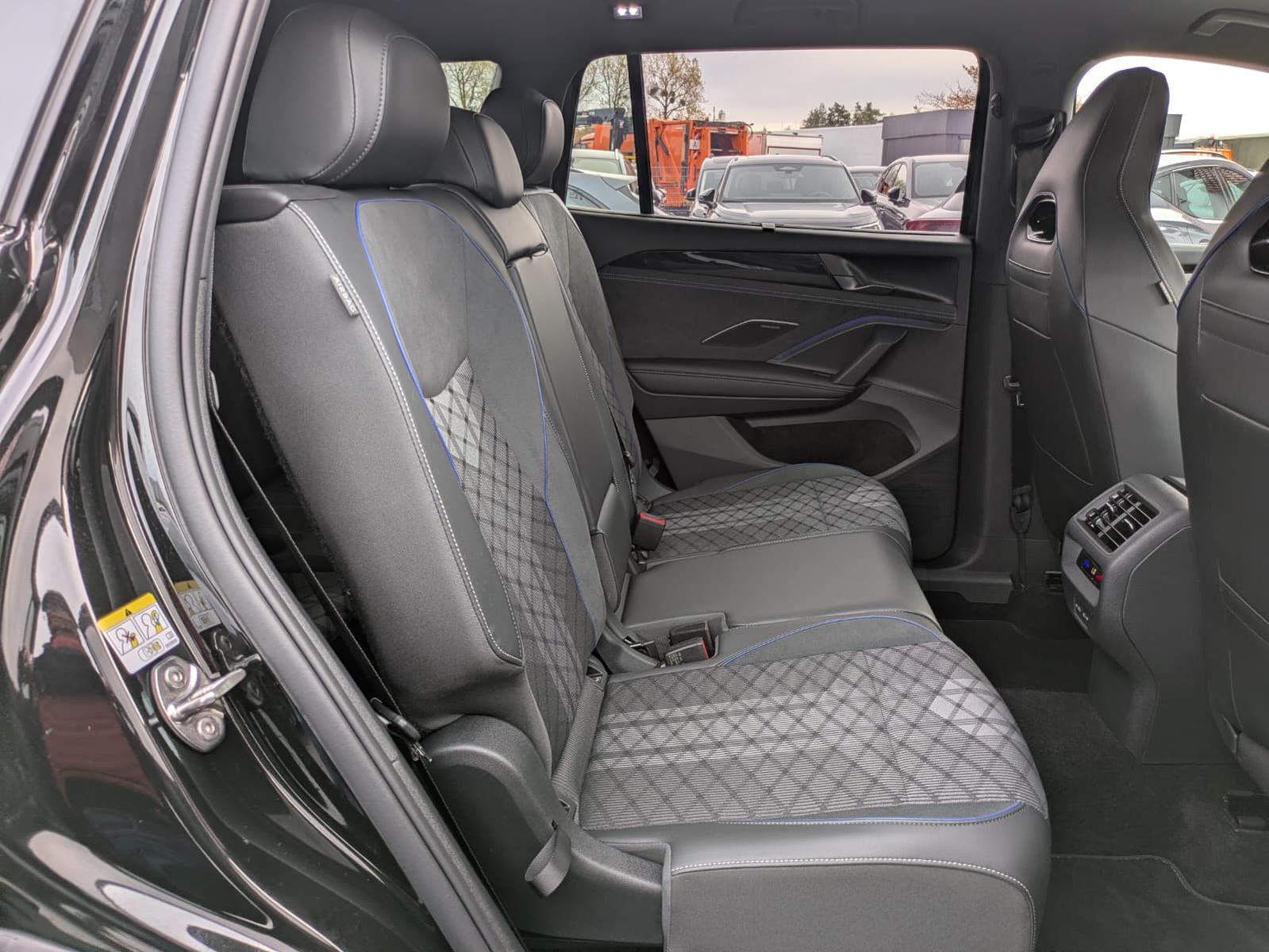 Fahrzeugabbildung Volkswagen Tayron 2.0 TDI 4M R-Line 7Si*MATRIX*AHK*PANO*HUD