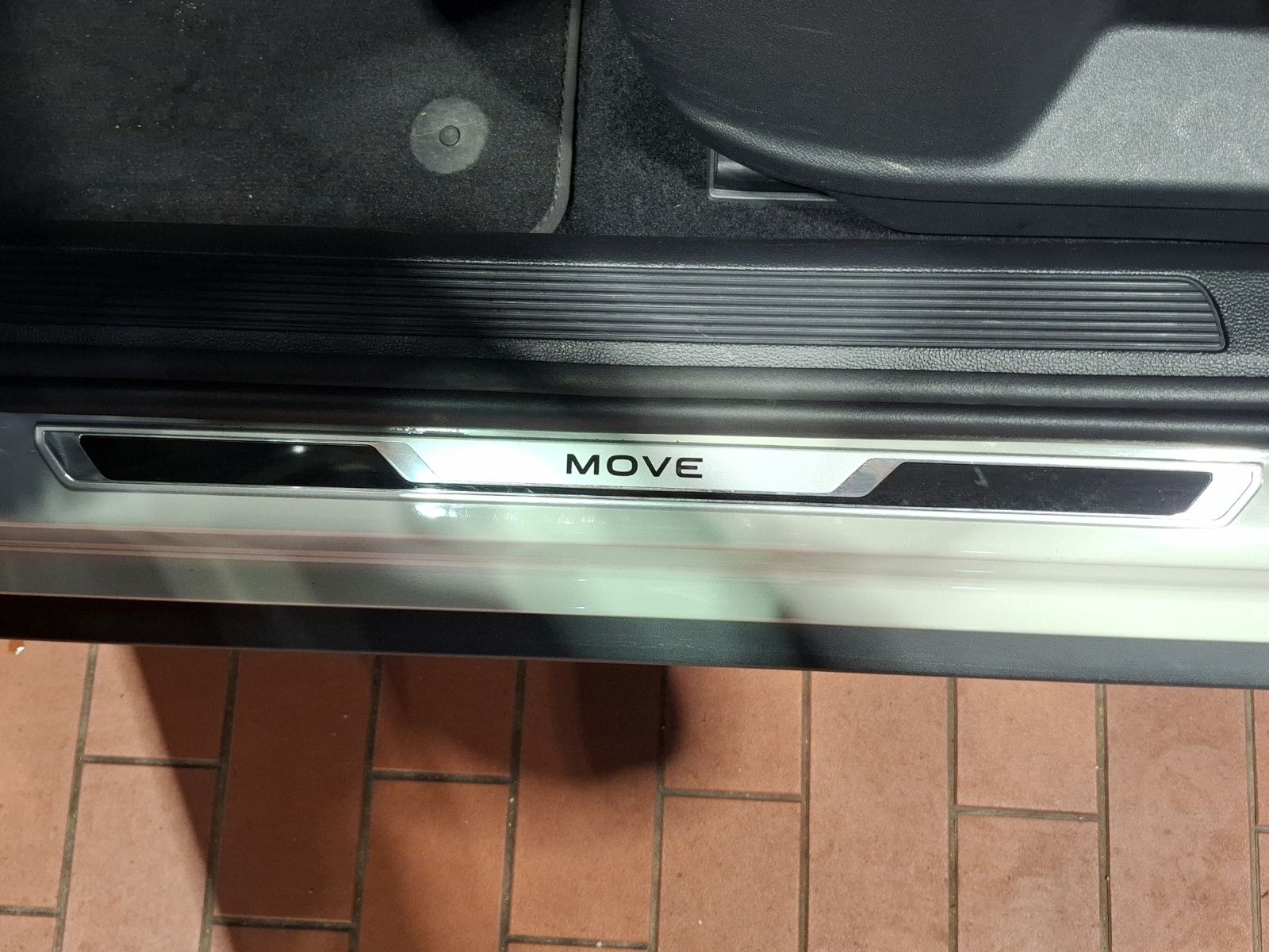 Fahrzeugabbildung Volkswagen T-Roc TSI Move Matrix ACC PDC Climatronic AID SH