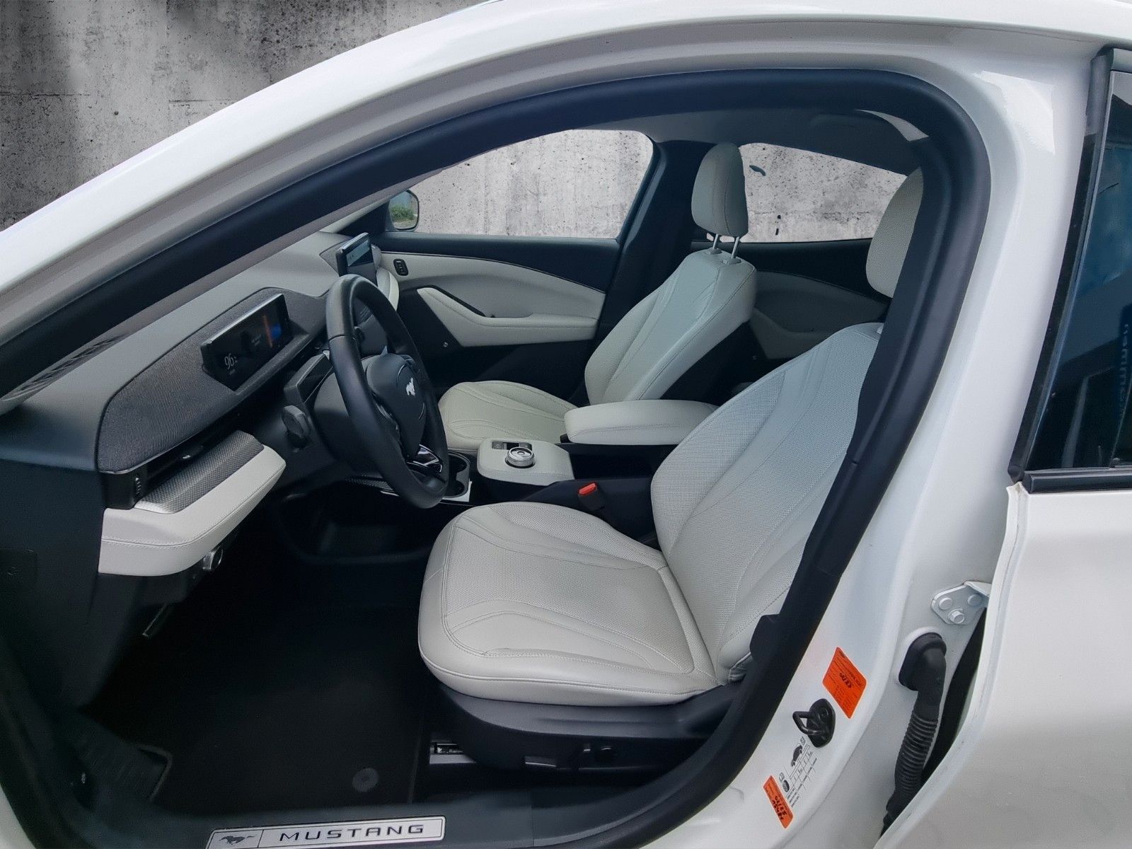 Fahrzeugabbildung Ford Mustang Mach-E White Edition AWD