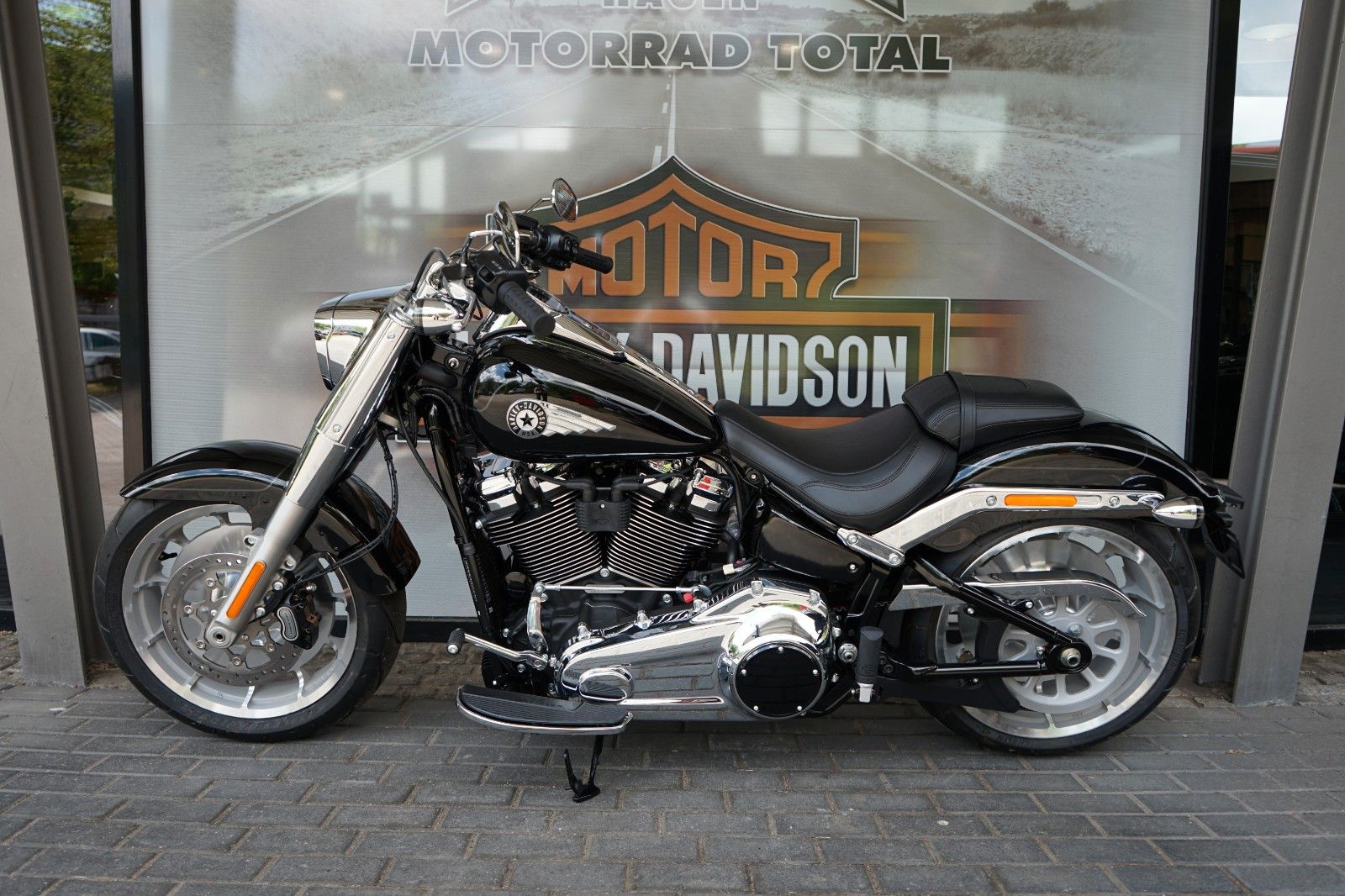 Fahrzeugabbildung Harley-Davidson Fat Boy 117 2025 Vivid Black Sofort Verfügbar