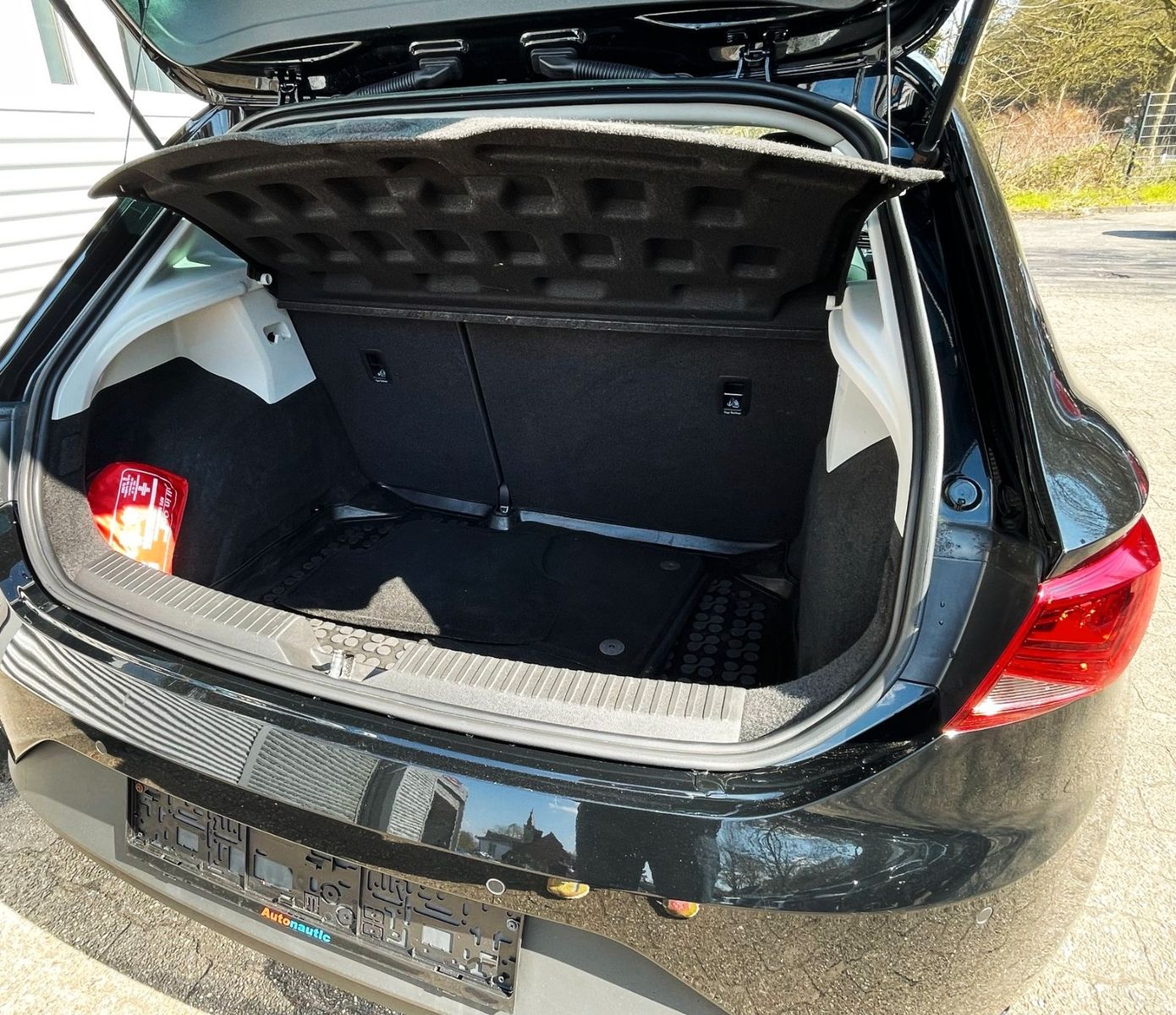 Fahrzeugabbildung SEAT Leon 2.0TDI FR DSG KLIMAAUT LEDER NAVI LED 2.Hd