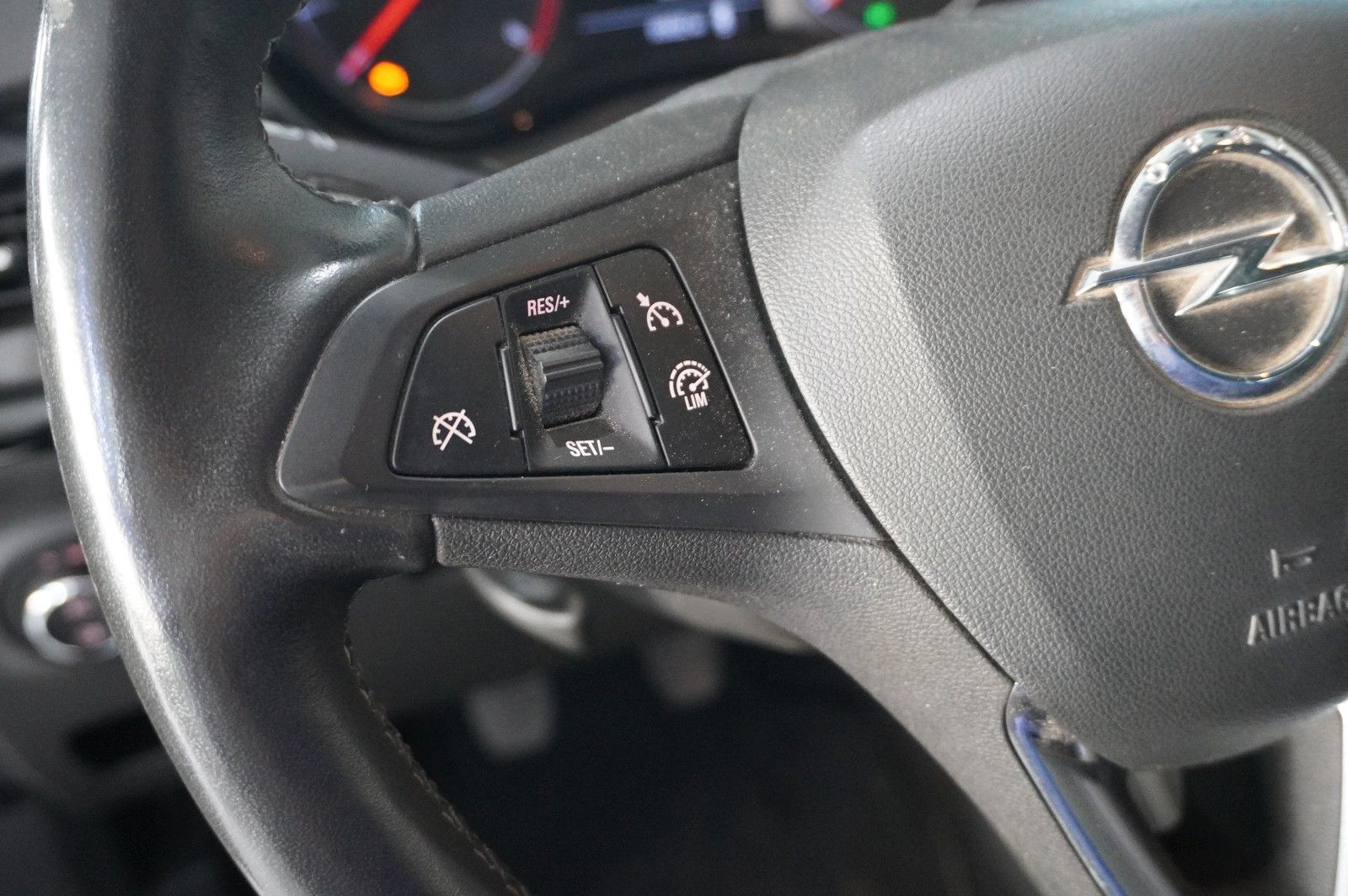 Fahrzeugabbildung Opel Corsa E 1.4 120 JAHRE 5-TÜR NAVI/SHZ/KAMERA/TEMP