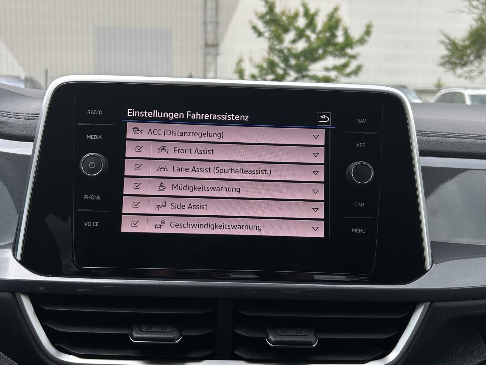Fahrzeugabbildung Volkswagen T-Roc TSI Style DSG LEDplus CarPlay AID ACC RFK