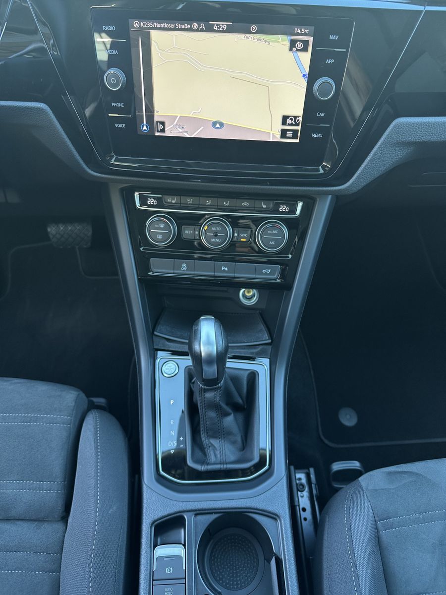 Fahrzeugabbildung Volkswagen Touran 2.0 TDI DSG HL 7-Sitzer NAV+LED+AHK+PANO