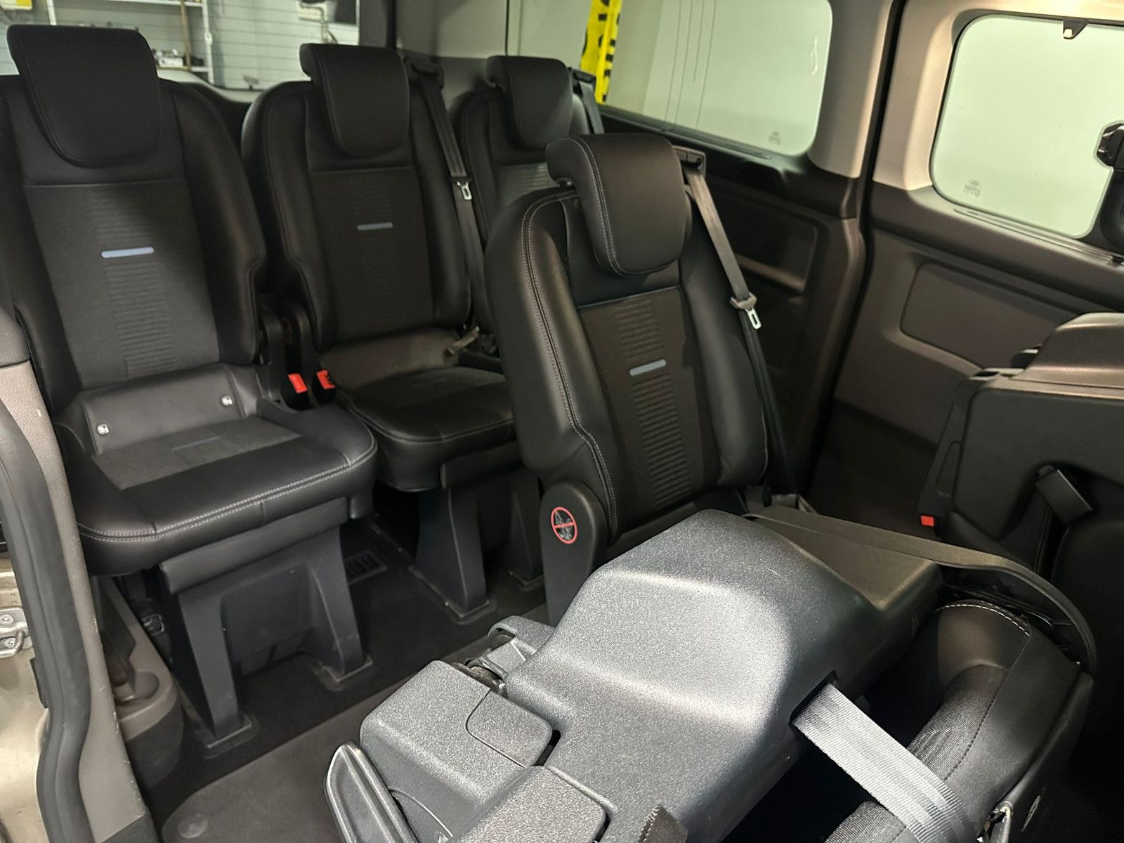 Fahrzeugabbildung Ford Tourneo Custom L1H1 Active*SDH*AHK*8-SITZE*XENON