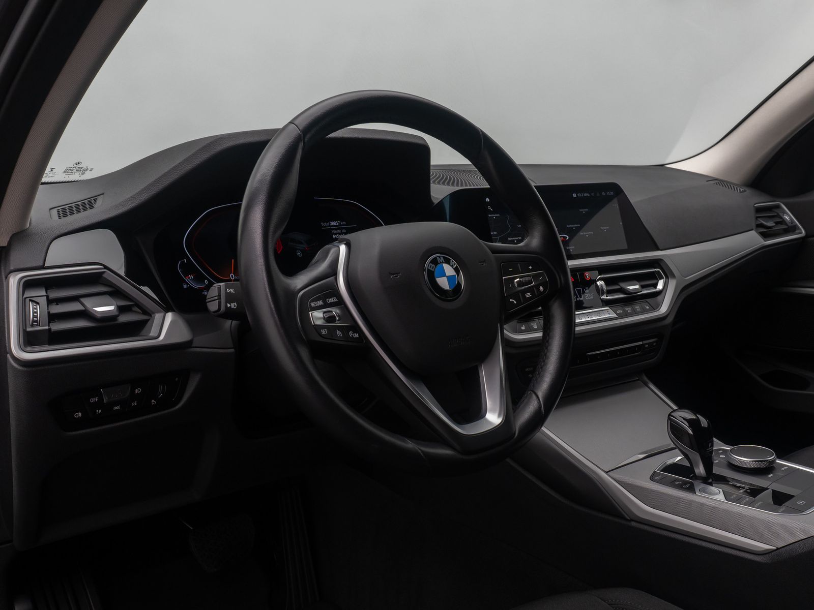 Fahrzeugabbildung BMW 318i GeschwindigReg DAB Alarm PDC LED CockpitPro