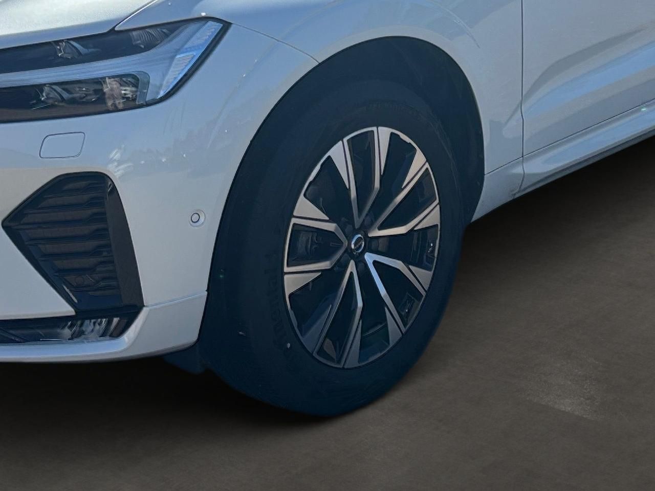 Fahrzeugabbildung Volvo XC60 B4 Benzin Plus Dark 2WD