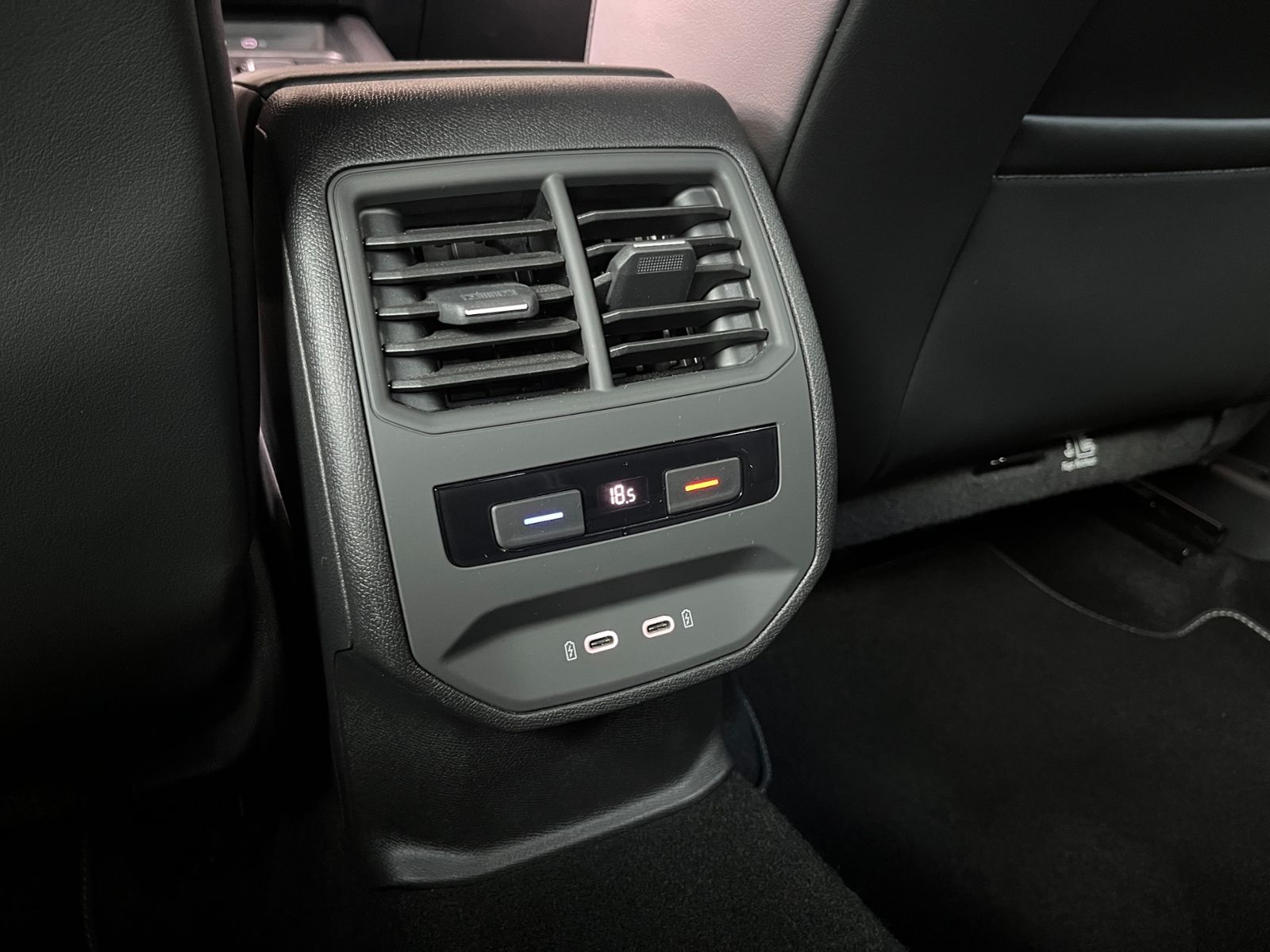 Fahrzeugabbildung CUPRA Leon VZ e-Hybrid LED ACC NAV RFK SHZ 19"