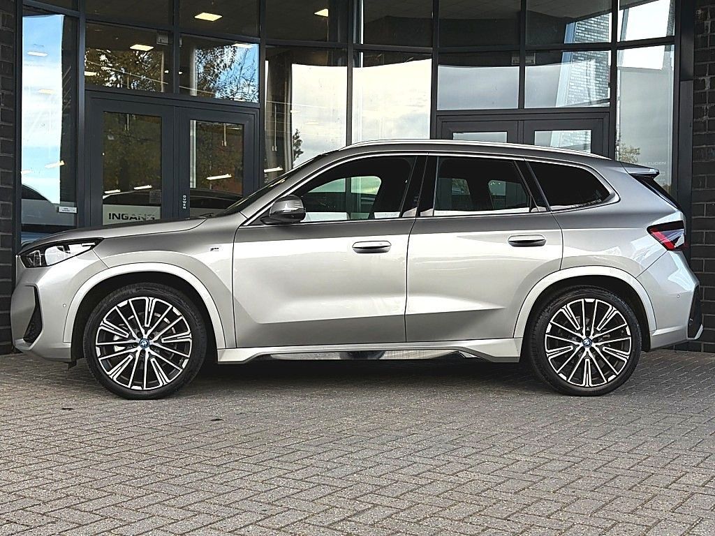 BMW iX1 XDRIVE30 LAUNCH ED. M-SPORT - PANO - LEDER - imagem 3