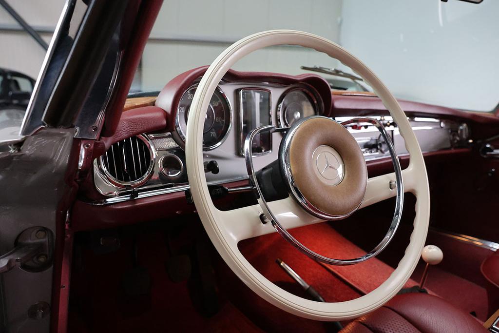 Mercedes-Benz SL 230