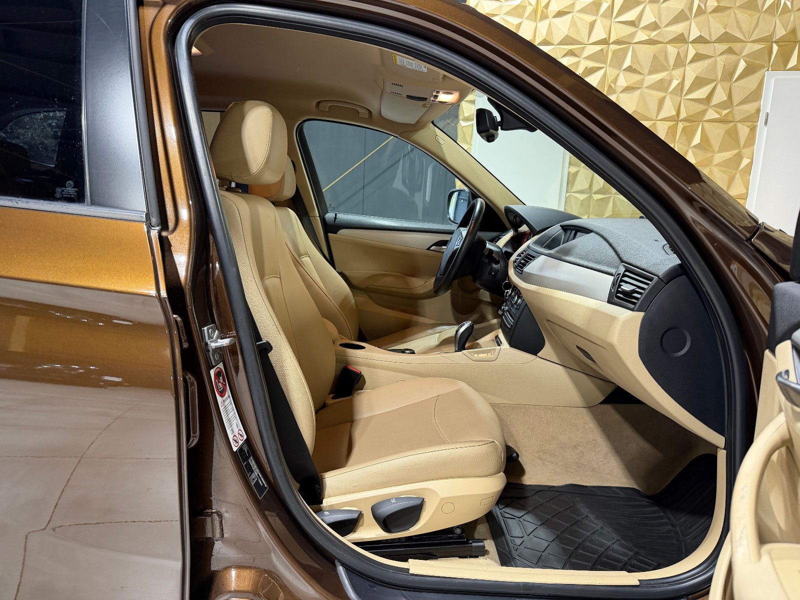 Fahrzeugabbildung BMW X1 20 i sDrive/NAVI/LEDER/XENON/KAMERA