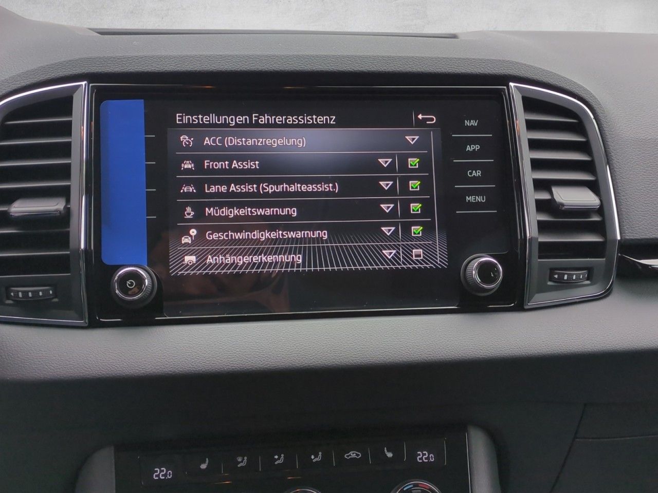 Fahrzeugabbildung SKODA Karoq Selection Style TSI DSG - AHK, Navi, uvm.