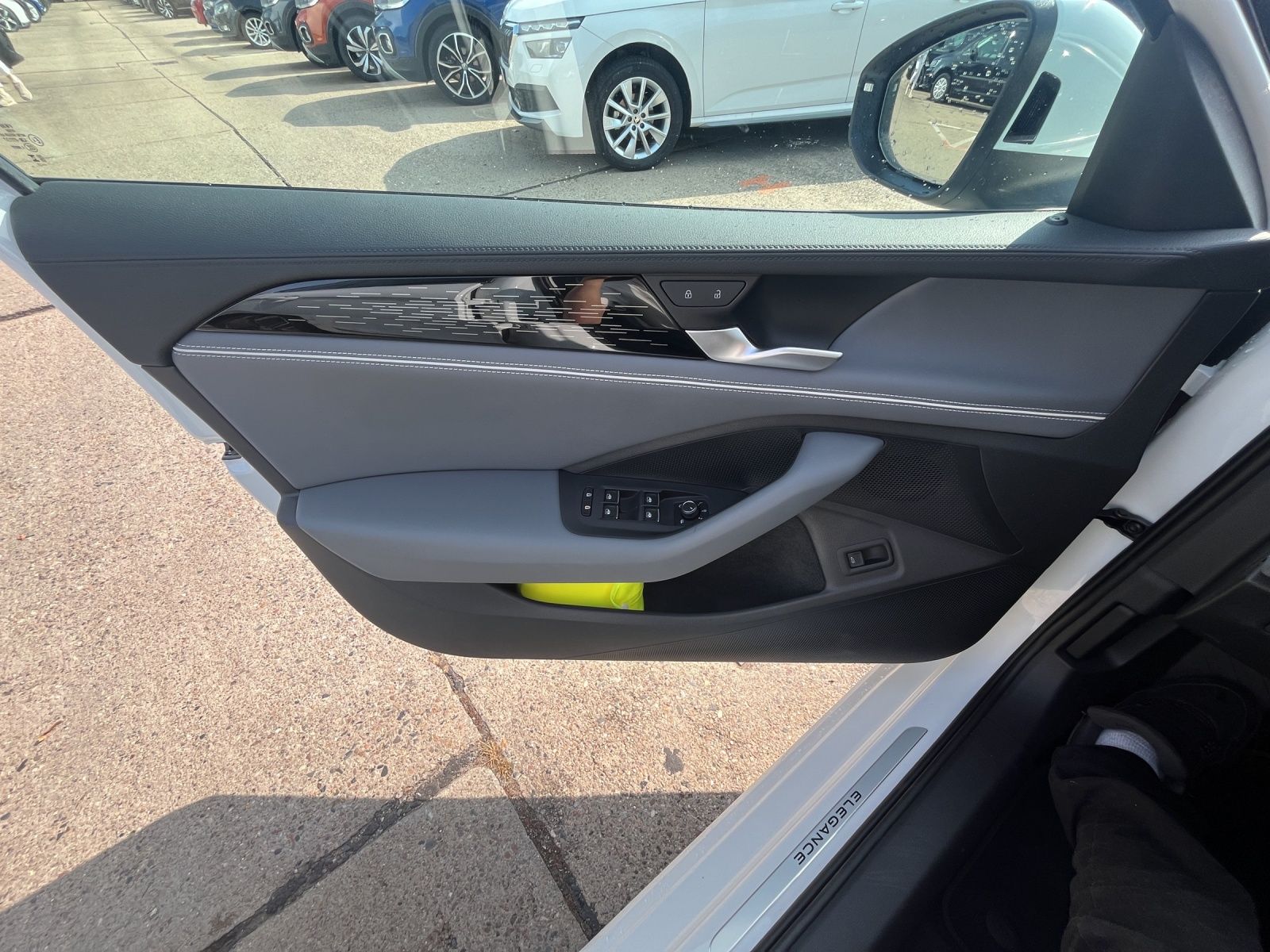 Fahrzeugabbildung Volkswagen Passat 2.0 TDI Elegance DSG LED ACC 18" AHK Lede