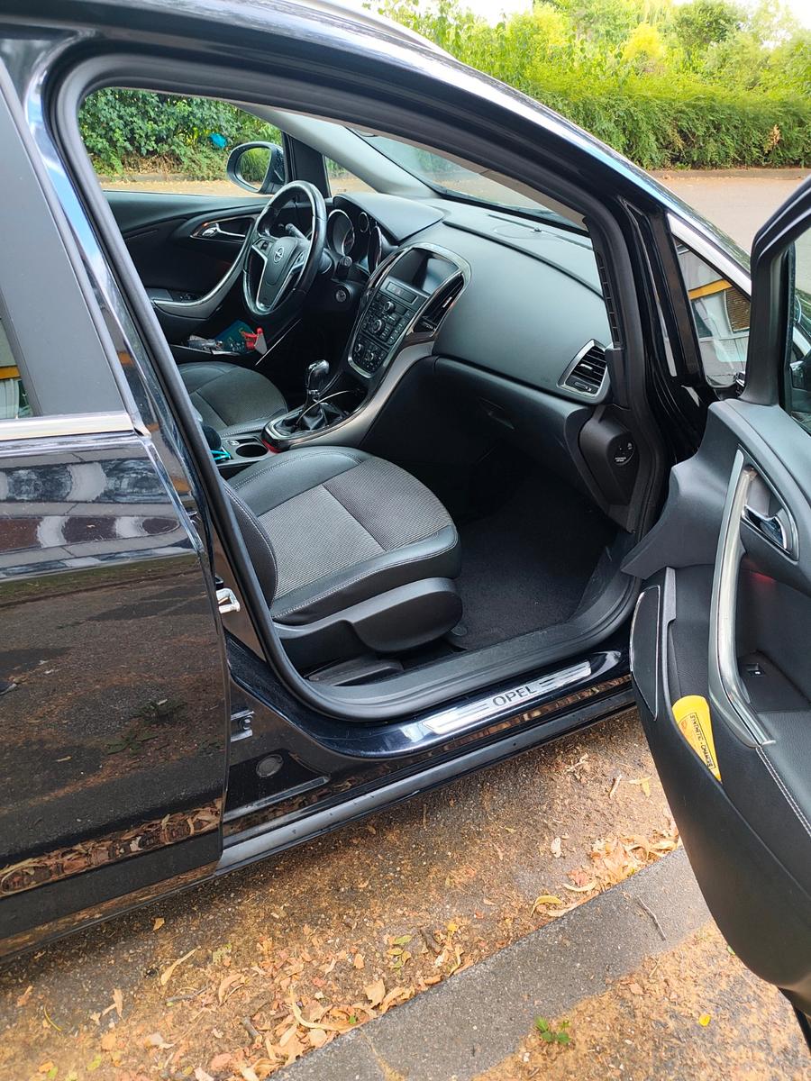 Opel Astra 2010 — photo 7