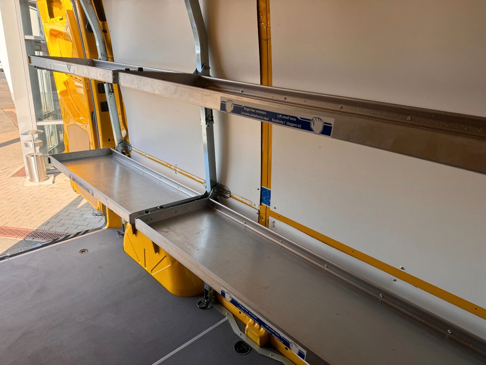 Fahrzeugabbildung Mercedes-Benz eSprinter 312 DHL Regal KEP-Ausbau