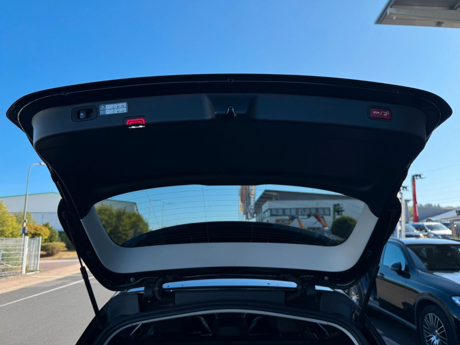 Fahrzeugabbildung Mercedes-Benz C 300e T Avantgarde AHK+Distr+Night+Ambiente+RFK