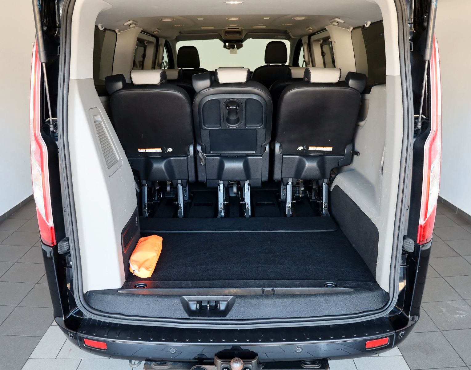 Fahrzeugabbildung Ford Tourneo Custom TITANIUM X 8 Si,Leder,Navi,Xenon