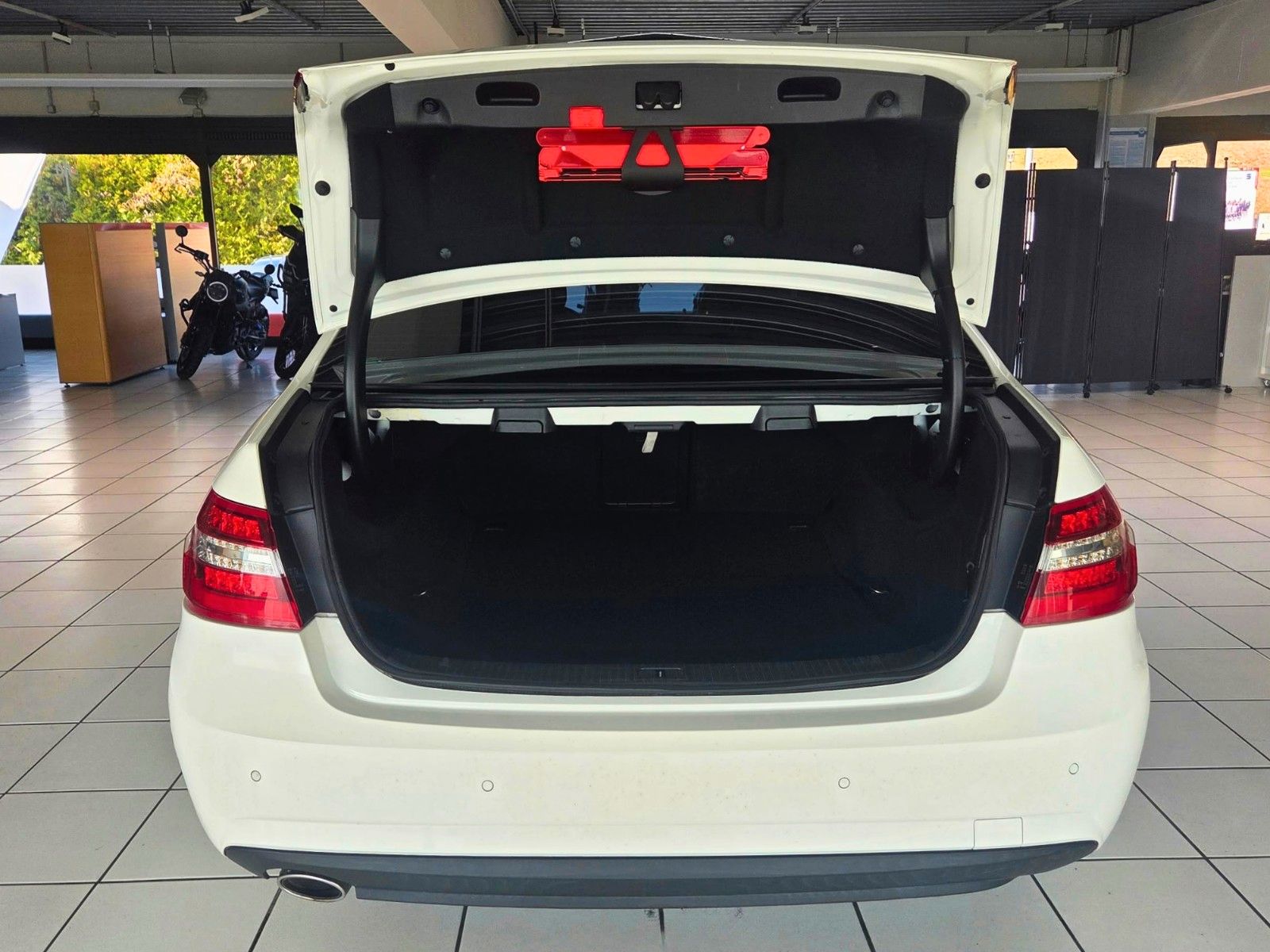 MERCEDES-BENZ E 220 — zdjęcie 29