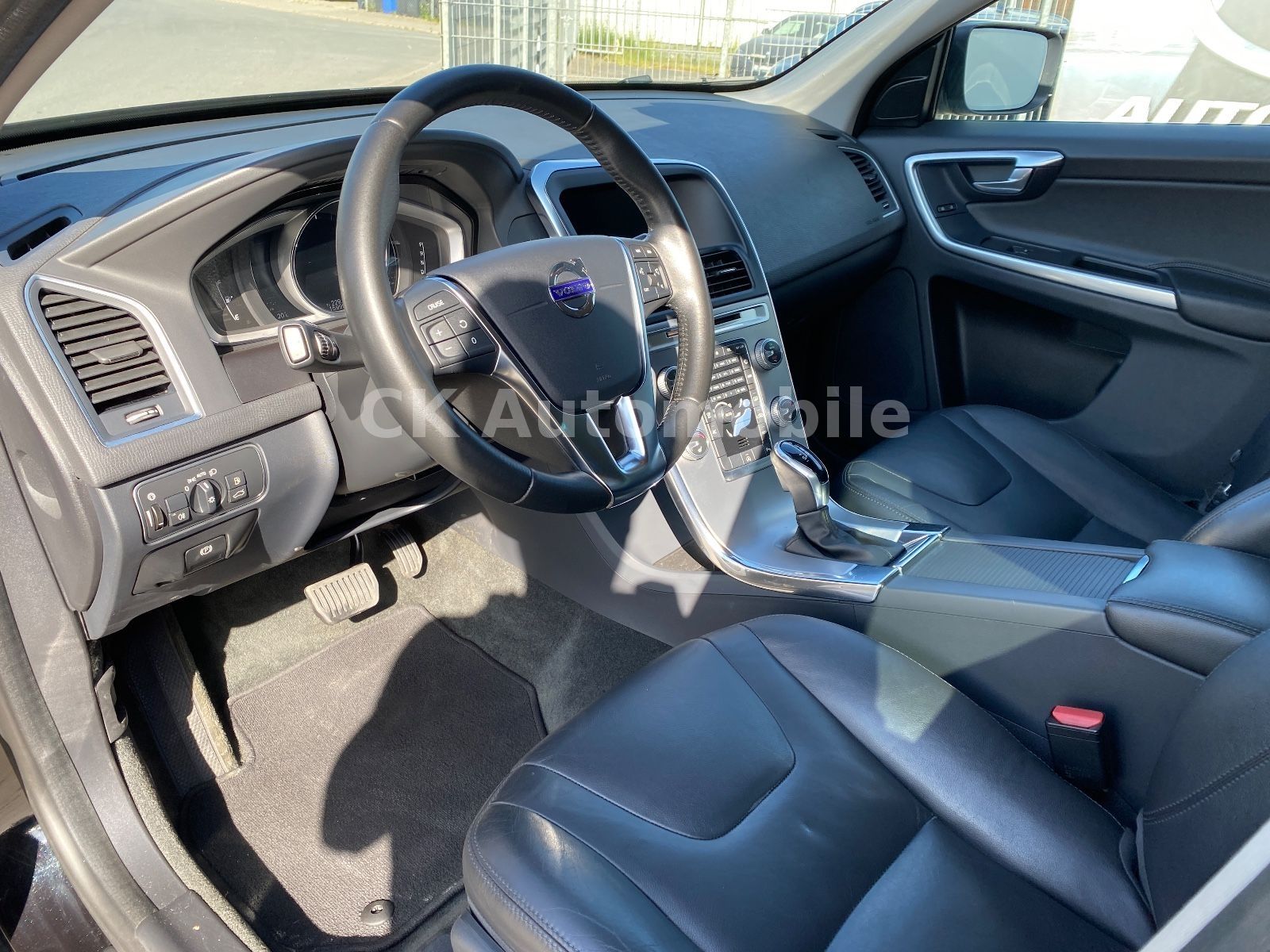 Fahrzeugabbildung Volvo XC60 D3 Summum 2WD/Navi/Leder/Bi-Xenon/PDC/AHK