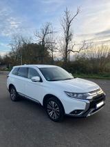 Mitsubishi Outlander 2WD, fast Vollausstat... - Mitsubishi Outlander in Freiburg