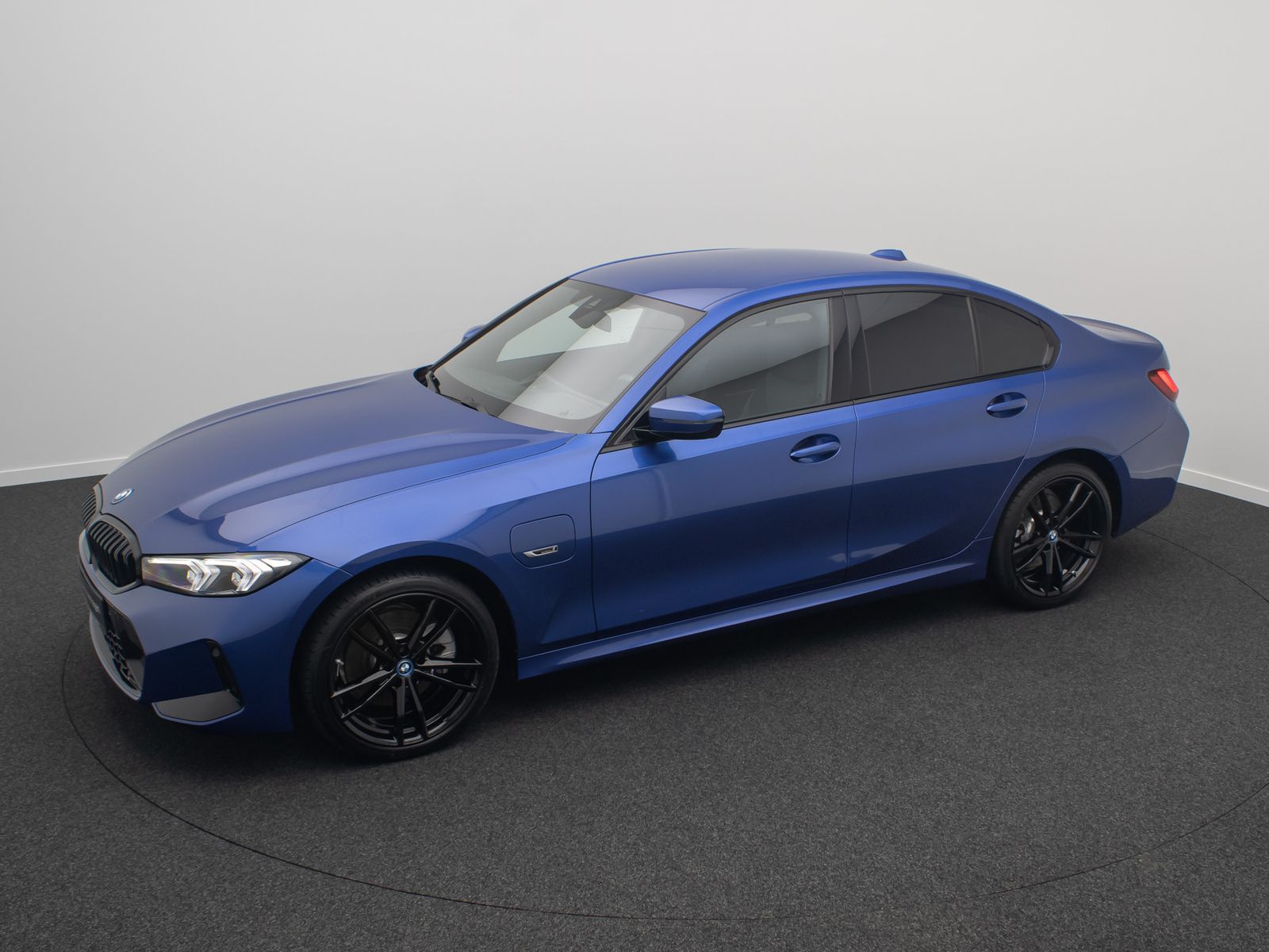 Fahrzeugabbildung BMW 320e M Spot DAB Widscreen PDC CockpitPlus 19Zoll