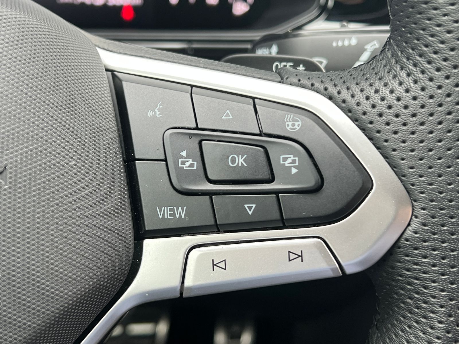 Fahrzeugabbildung Volkswagen T-Roc R-Line 1.5 TSI DSG *AHK,LED,BlackStyle,LM