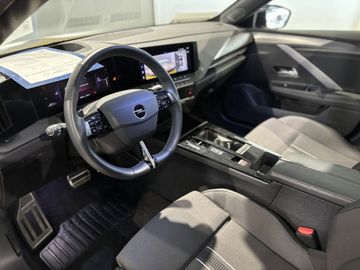 Fotografie 15 des Opel Astra 1.2 Turbo Automatik GS Panoramadach