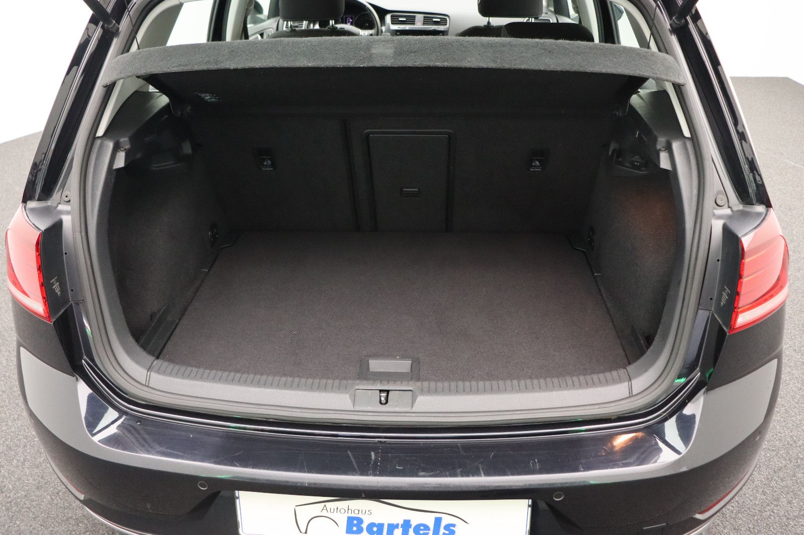 Fahrzeugabbildung Volkswagen Golf VII Lim. 1.4 Comfortline Standheizung AHK