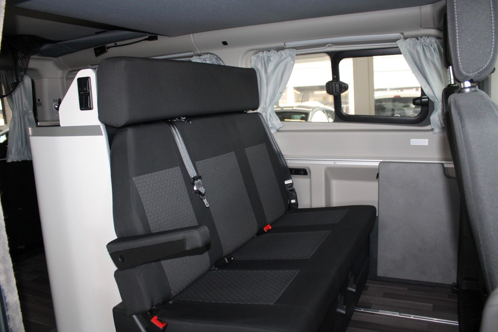 Fahrzeugabbildung Ford Ford Nugget PLUS Aufstelldach Aut WC Markise AHK