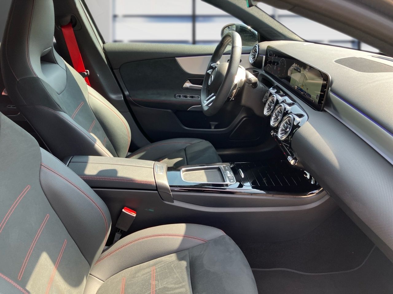 Fahrzeugabbildung Mercedes-Benz AMG A 35 4M NIGHT+AHK+360°+LENKRADHEIZ+MULTIBEAM