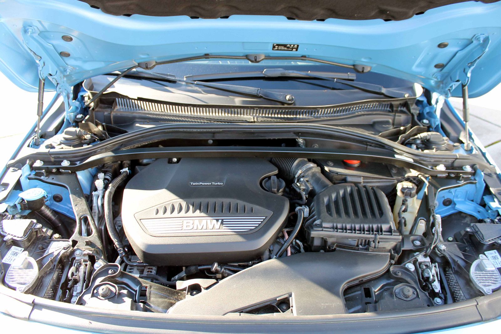 Fahrzeugabbildung BMW 120d xDrive Luxury-Line LED PANO HUD ACC KAM SHZ