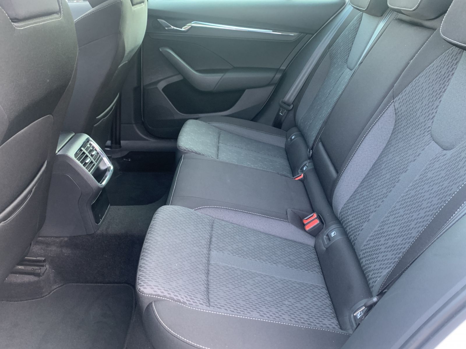 Fahrzeugabbildung SKODA Octavia 2.0 TDI*AHK*LED*HeadUp*Cam*Navi*ACC*